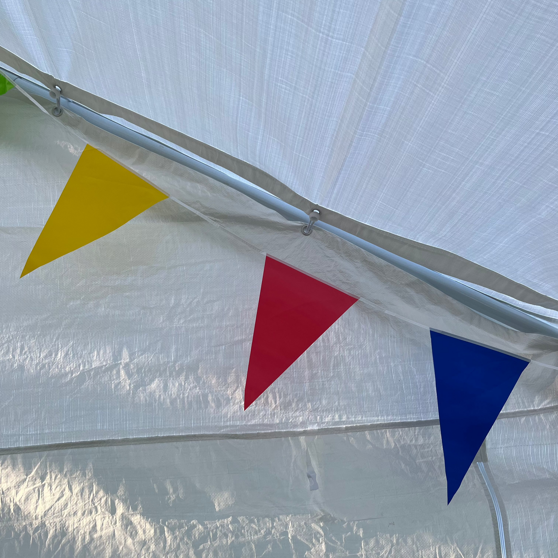 Vlaggetjes 10 meter. Te huur op www.PartEvents.nl. Ter versiering van jouw Partytent 
